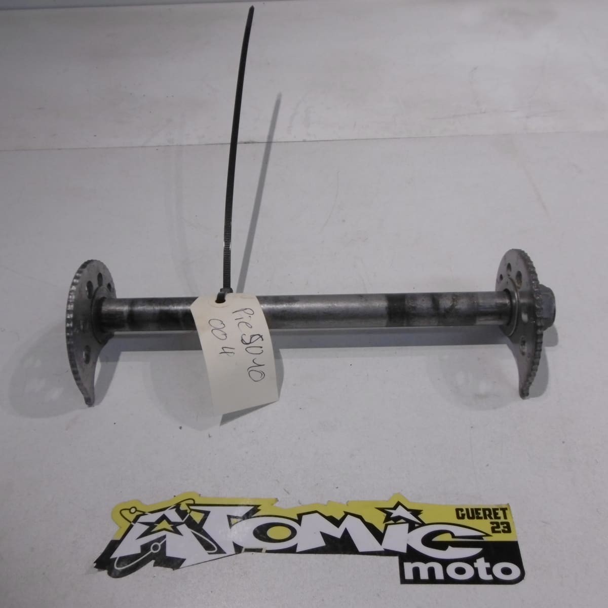 Axe de roue arrière SUZUKI 400 DR-Z 2002